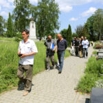 30.5.2016 Kielce. Teren, na którym prawdopodobnie dochodziło do potajemnego grzebania osób zamordowanych w więzieniu przy ulicy Zamkowej oglądał dzisiaj pełnomocnik prezesa IPN, prof. Krzysztof Szwagrzyk. / Wojciech Habdas / Radio Kielce