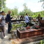 30.5.2016 Kielce. Teren, na którym prawdopodobnie dochodziło do potajemnego grzebania osób zamordowanych w więzieniu przy ulicy Zamkowej oglądał dzisiaj pełnomocnik prezesa IPN, prof. Krzysztof Szwagrzyk. / Wojciech Habdas / Radio Kielce