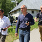 30.5.2016 Kielce. Teren, na którym prawdopodobnie dochodziło do potajemnego grzebania osób zamordowanych w więzieniu przy ulicy Zamkowej oglądał dzisiaj pełnomocnik prezesa IPN, prof. Krzysztof Szwagrzyk. / Wojciech Habdas / Radio Kielce