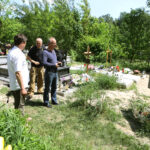 30.5.2016 Kielce. Teren, na którym prawdopodobnie dochodziło do potajemnego grzebania osób zamordowanych w więzieniu przy ulicy Zamkowej oglądał dzisiaj pełnomocnik prezesa IPN, prof. Krzysztof Szwagrzyk. / Wojciech Habdas / Radio Kielce