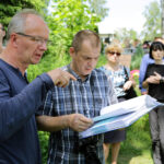 30.5.2016 Kielce. Teren, na którym prawdopodobnie dochodziło do potajemnego grzebania osób zamordowanych w więzieniu przy ulicy Zamkowej oglądał dzisiaj pełnomocnik prezesa IPN, prof. Krzysztof Szwagrzyk. / Wojciech Habdas / Radio Kielce
