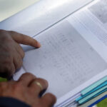 30.5.2016 Kielce. Teren, na którym prawdopodobnie dochodziło do potajemnego grzebania osób zamordowanych w więzieniu przy ulicy Zamkowej oglądał dzisiaj pełnomocnik prezesa IPN, prof. Krzysztof Szwagrzyk. / Wojciech Habdas / Radio Kielce