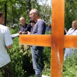 30.5.2016 Kielce. Teren, na którym prawdopodobnie dochodziło do potajemnego grzebania osób zamordowanych w więzieniu przy ulicy Zamkowej oglądał dzisiaj pełnomocnik prezesa IPN, prof. Krzysztof Szwagrzyk. / Wojciech Habdas / Radio Kielce