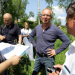 30.5.2016 Kielce. Teren, na którym prawdopodobnie dochodziło do potajemnego grzebania osób zamordowanych w więzieniu przy ulicy Zamkowej oglądał dzisiaj pełnomocnik prezesa IPN, prof. Krzysztof Szwagrzyk. / Wojciech Habdas / Radio Kielce