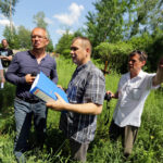 30.5.2016 Kielce. Teren, na którym prawdopodobnie dochodziło do potajemnego grzebania osób zamordowanych w więzieniu przy ulicy Zamkowej oglądał dzisiaj pełnomocnik prezesa IPN, prof. Krzysztof Szwagrzyk. / Wojciech Habdas / Radio Kielce