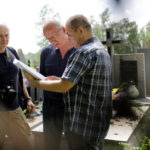 30.5.2016 Kielce. Teren, na którym prawdopodobnie dochodziło do potajemnego grzebania osób zamordowanych w więzieniu przy ulicy Zamkowej oglądał dzisiaj pełnomocnik prezesa IPN, prof. Krzysztof Szwagrzyk. / Wojciech Habdas / Radio Kielce