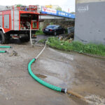 31.5.2016 Starachowice. Nad miastem przeszła ulewa. Strażacy wypompowywali wodę z zalanych piwnic i posesji. / Wojciech Habdas / Radio Kielce