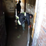 31.5.2016 Starachowice. Nad miastem przeszła ulewa. Strażacy wypompowywali wodę z zalanych piwnic i posesji. / Wojciech Habdas / Radio Kielce