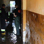 31.5.2016 Starachowice. Nad miastem przeszła ulewa. Strażacy wypompowywali wodę z zalanych piwnic i posesji. / Wojciech Habdas / Radio Kielce