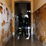 31.5.2016 Starachowice. Nad miastem przeszła ulewa. Strażacy wypompowywali wodę z zalanych piwnic i posesji. / Wojciech Habdas / Radio Kielce