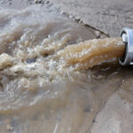 31.5.2016 Starachowice. Nad miastem przeszła ulewa. Strażacy wypompowywali wodę z zalanych piwnic i posesji. / Wojciech Habdas / Radio Kielce