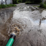 31.5.2016 Starachowice. Nad miastem przeszła ulewa. Strażacy wypompowywali wodę z zalanych piwnic i posesji. / Wojciech Habdas / Radio Kielce