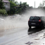 31.5.2016 Starachowice. Nad miastem przeszła ulewa. Strażacy wypompowywali wodę z zalanych piwnic i posesji. / Wojciech Habdas / Radio Kielce