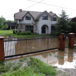 31.5.2016 Starachowice. Nad miastem przeszła ulewa. Strażacy wypompowywali wodę z zalanych piwnic i posesji. / Wojciech Habdas / Radio Kielce