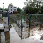 31.5.2016 Starachowice. Nad miastem przeszła ulewa. Strażacy wypompowywali wodę z zalanych piwnic i posesji. / Wojciech Habdas / Radio Kielce