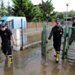 31.5.2016 Starachowice. Nad miastem przeszła ulewa. Strażacy wypompowywali wodę z zalanych piwnic i posesji. / Wojciech Habdas / Radio Kielce
