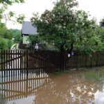 31.5.2016 Starachowice. Nad miastem przeszła ulewa. Strażacy wypompowywali wodę z zalanych piwnic i posesji. / Wojciech Habdas / Radio Kielce