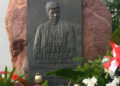 Koniemłockie Stowarzyszenie "Przyszłość” wyznaczyło nagrodę 500 złotych dla tego, kto odda mosiężną tablicę z wizerunkiem duchownego ks. Romana Kotlarza. / Grażyna Szlęzak-Wójcik / Radio Kielce