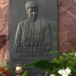 Koniemłockie Stowarzyszenie "Przyszłość” wyznaczyło nagrodę 500 złotych dla tego, kto odda mosiężną tablicę z wizerunkiem duchownego ks. Romana Kotlarza. / Grażyna Szlęzak-Wójcik / Radio Kielce