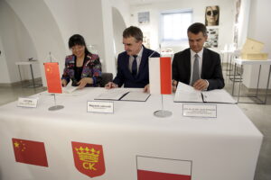 Podpisanie porozumienia pomiędzy Miastem Kielce, UJK i Pekińskim Instytutem Technologii Mody (5 czerwca 2016 r) / Jarosław Kubalski / Radio Kielce