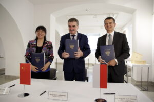 Podpisanie porozumienia pomiędzy Miastem Kielce, UJK i Pekińskim Instytutem Technologii Mody (5 czerwca 2016 r) / Jarosław Kubalski / Radio Kielce