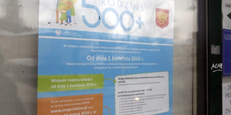 500 plus: Złóż wniosek. Otrzymaj wyrównanie - Radio Kielce 15.03.2016 Kielce. MOPR przy ulicy Bodzentyńskiej. / Jarosław Kubalski / Radio Kielce