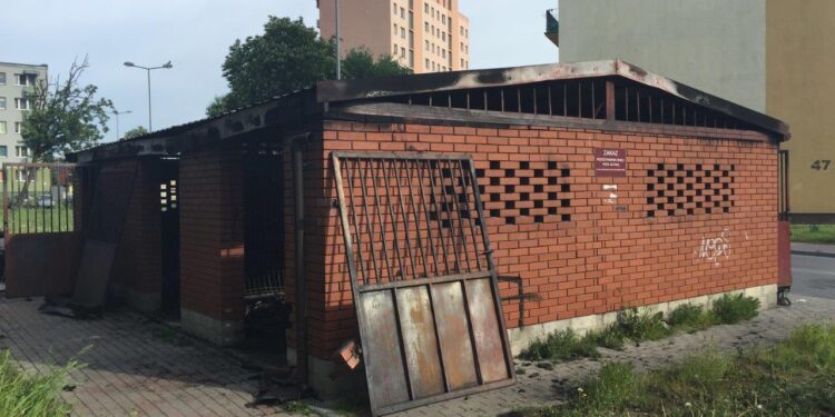 Spalona altana śmietnikowa na osiedlu Czarnów (3 czerwca 2016 r.) / Robert Felczak / Radio Kielce