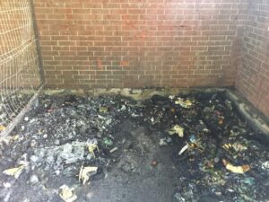 Spalona altana śmietnikowa na osiedlu Czarnów (3 czerwca 2016 r.) / Robert Felczak / Radio Kielce