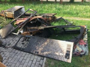 Spalona altana śmietnikowa na osiedlu Czarnów (3 czerwca 2016 r.) / Robert Felczak / Radio Kielce
