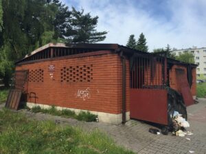 Spalona altana śmietnikowa na osiedlu Czarnów (3 czerwca 2016 r.) / Robert Felczak / Radio Kielce