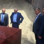 07.06.2016. Członkowie senackiej komisji obrony narodowej zapoznawali się dziś z procesami produkcji oraz badaniami i potencjałem rozwoju fabryki Mesko w Skarżysku- Kamiennej / Robert Felczak / Radio Kielce