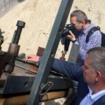 07.06.2016. Członkowie senackiej komisji obrony narodowej zapoznawali się dziś z procesami produkcji oraz badaniami i potencjałem rozwoju fabryki Mesko w Skarżysku- Kamiennej / Robert Felczak / Radio Kielce