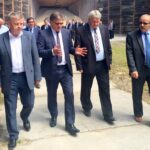 07.06.2016. Członkowie senackiej komisji obrony narodowej zapoznawali się dziś z procesami produkcji oraz badaniami i potencjałem rozwoju fabryki Mesko w Skarżysku- Kamiennej / Robert Felczak / Radio Kielce