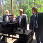 07.06.2016. Członkowie senackiej komisji obrony narodowej zapoznawali się dziś z procesami produkcji oraz badaniami i potencjałem rozwoju fabryki Mesko w Skarżysku- Kamiennej / Robert Felczak / Radio Kielce