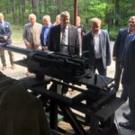 07.06.2016. Członkowie senackiej komisji obrony narodowej zapoznawali się dziś z procesami produkcji oraz badaniami i potencjałem rozwoju fabryki Mesko w Skarżysku- Kamiennej / Robert Felczak / Radio Kielce