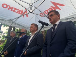 07.06.2016. Członkowie senackiej komisji obrony narodowej zapoznawali się dziś z procesami produkcji oraz badaniami i potencjałem rozwoju fabryki Mesko w Skarżysku- Kamiennej / Robert Felczak / Radio Kielce