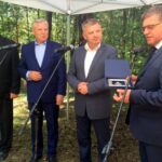 07.06.2016. Członkowie senackiej komisji obrony narodowej zapoznawali się dziś z procesami produkcji oraz badaniami i potencjałem rozwoju fabryki Mesko w Skarżysku- Kamiennej / Robert Felczak / Radio Kielce