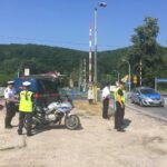 24.06.2016. Kampania "Bezpieczny Przejazd" na przejeździe drogowo- kolejowym w podkieleckim Słowiku / Robert Felczak / Radio Kielce