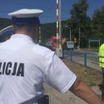 24.06.2016. Kampania "Bezpieczny Przejazd" na przejeździe drogowo- kolejowym w podkieleckim Słowiku / Robert Felczak / Radio Kielce