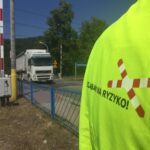 24.06.2016. Kampania "Bezpieczny Przejazd" na przejeździe drogowo- kolejowym w podkieleckim Słowiku / Robert Felczak / Radio Kielce