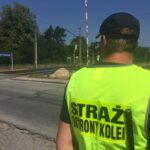 24.06.2016. Kampania "Bezpieczny Przejazd" na przejeździe drogowo- kolejowym w podkieleckim Słowiku / Robert Felczak / Radio Kielce