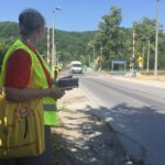 24.06.2016. Kampania "Bezpieczny Przejazd" na przejeździe drogowo- kolejowym w podkieleckim Słowiku / Robert Felczak / Radio Kielce