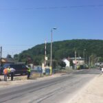 24.06.2016. Kampania "Bezpieczny Przejazd" na przejeździe drogowo- kolejowym w podkieleckim Słowiku / Robert Felczak / Radio Kielce