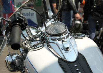 The Legend on Tour zawitał do Kielc. Na stacji BP przy ulicy Jagiellońskiej było obejrzeć kilkadziesiąt motocykli Harley Davidson / Piotr Michalski / Radio Kielce