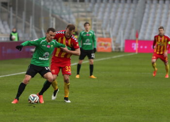 26. kolejka T-Mobile Ekstraklasy: Korona Kielce - Górnik Łęczna. W walce o piłkę Radek Dejmek / Kamil Król / Radio Kielce