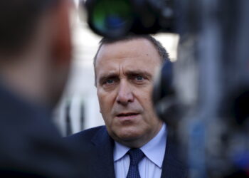 23.12.2015 Kielce. Poseł Grzegorz Schetyna podczas konferencji prasowej na Rynku. / Jarosław Kubalski / Radio Kielce