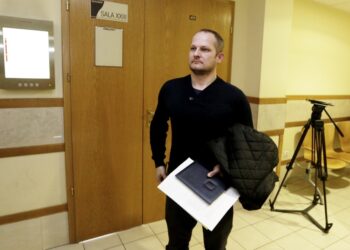 07.04.2016 Kielce. Sąd rejonowy. Rozprawa pomiędzy prezydentem Wojciechem Lubawskim a Arkadiuszem Stawickim. Arkadiusz Stawicki opuszcza sale rozpraw.Arkadiuszem Stawickim. Wojciech Lubawski opuszcza sale rozpraw. / Jarosław Kubalski / Radio Kielce