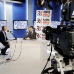 16.05.2016 Kielce. Minister spraw wewnętrznych Mariusz Błaszczak podczas rozmowy z Bartłomiejem Zapałą w studiu TVP. / Jarosław Kubalski / Radio Kielce