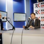 16.05.2016 Kielce. Minister spraw wewnętrznych Mariusz Błaszczak podczas rozmowy z Bartłomiejem Zapałą w studiu TVP. / Jarosław Kubalski / Radio Kielce
