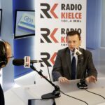 16.05.2016 Kielce. Minister spraw wewnętrznych Mariusz Błaszczak podczas rozmowy z Bartłomiejem Zapałą w studiu TVP. / Jarosław Kubalski / Radio Kielce
